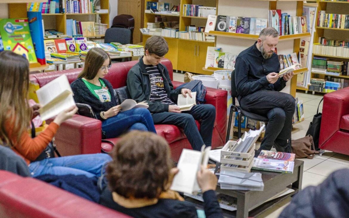 Hai să marcăm trei ani de Club de carte! Organizăm o întâlnire specială, unde vom discuta despre lecturile care ne-au marcat