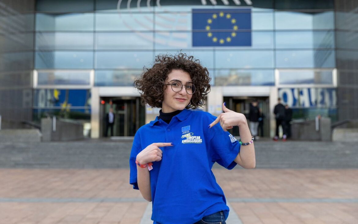 Vrei să afli cum poți ajunge stagiar(ă) la Comisia Europeană? Tinerii Ambasadori Europeni organizează o sesiune informativă