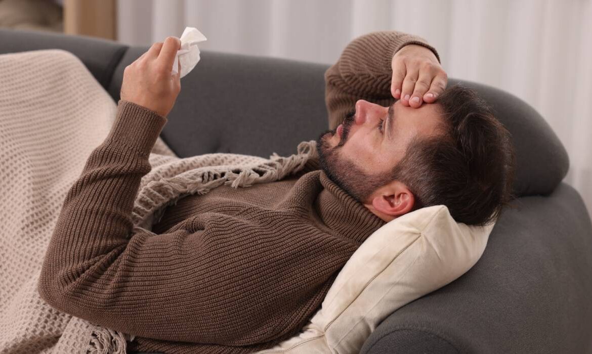 Simptomul cu care debutează gripa. La ce să fii atent să nu o confunzi cu răceala
