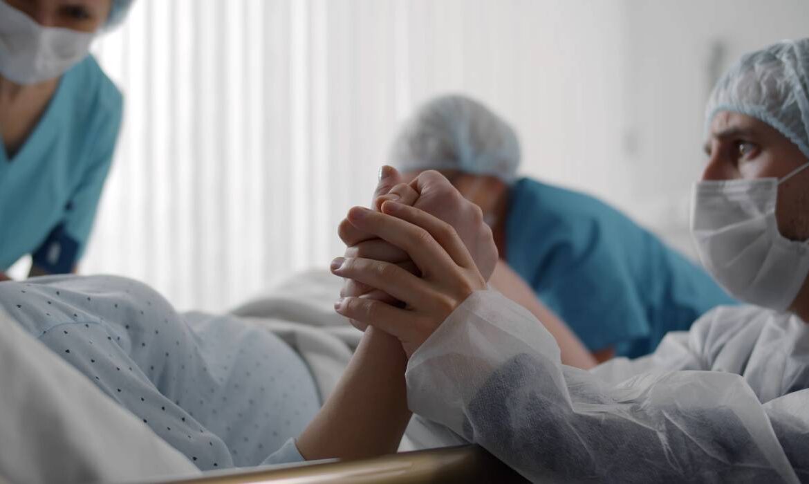 O mamă a fost declarată moartă timp de 60 de secunde după naștere: „A fost o liniște absolută, dar știam că nu-mi voi mai vedea copiii”