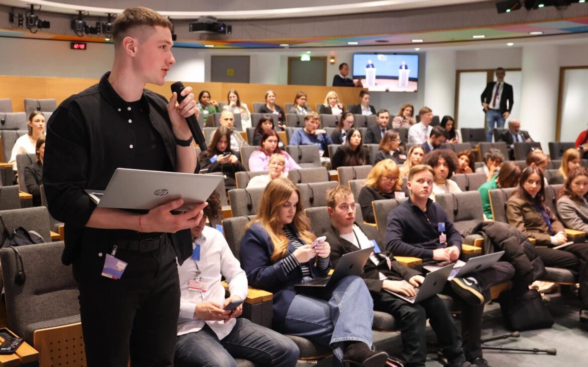 Consiliul UE oferă stagii de practică plătite. Tinerii au ocazia să lucreze în echipele Secretariatului General de la Bruxelles