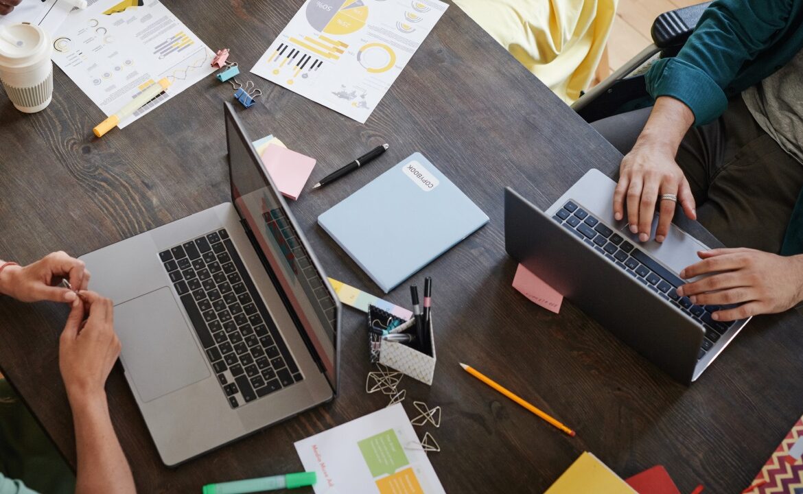 De ce merită să treci compania pe Mac în 2026: beneficiile MacBook pentru B2B