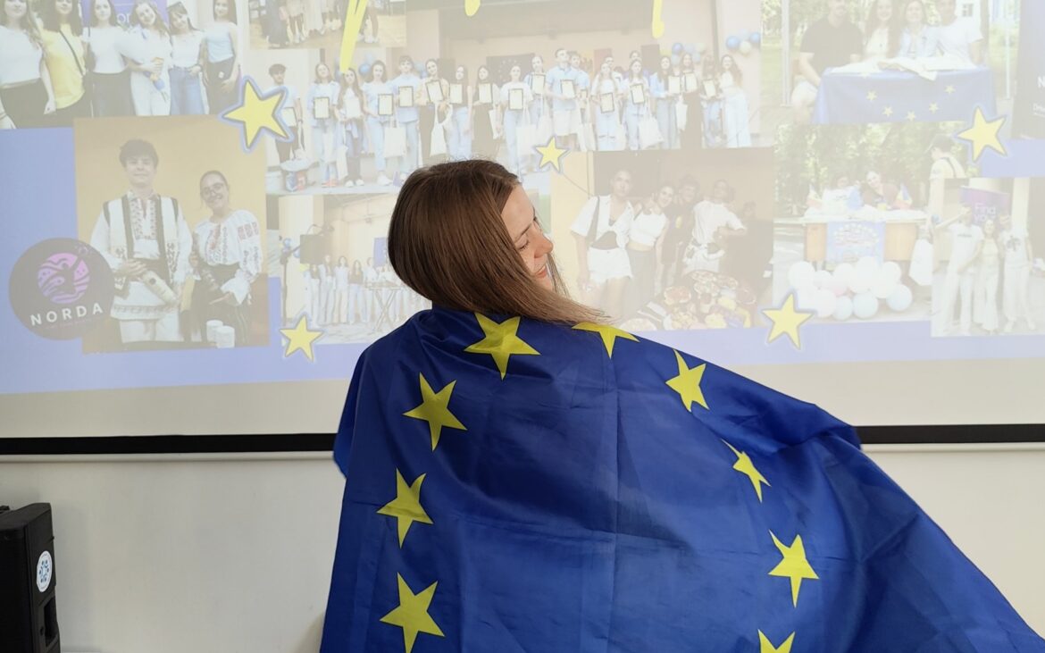 Prezintă 14 motive pentru care iubești Uniunea Europeană și câștigă premii. Tinerii sunt invitați să participe la un concurs video