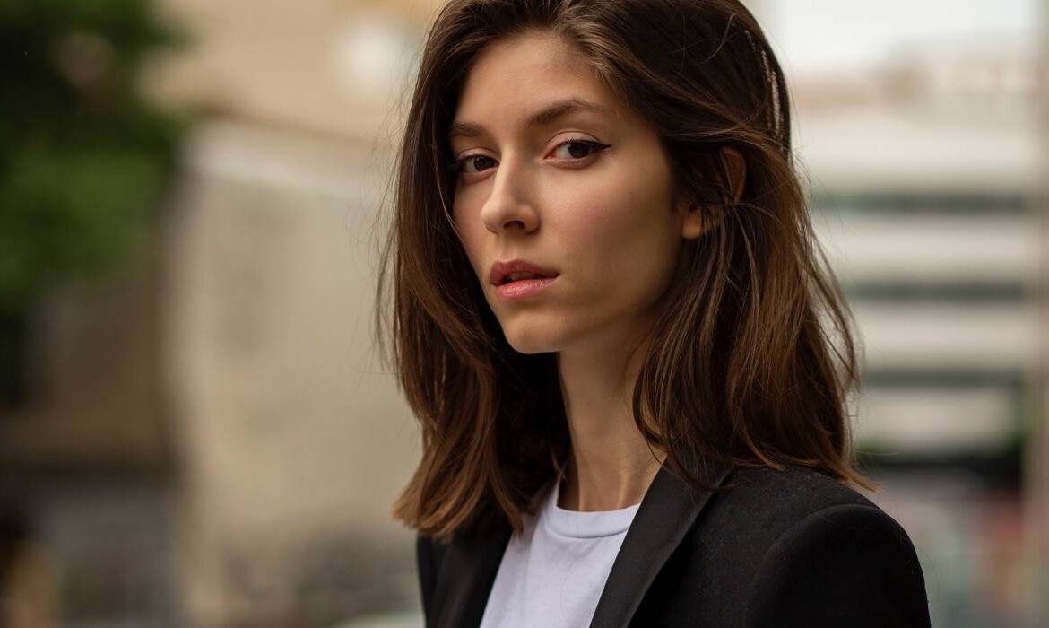 Interviu Beatrice Bran, despre viața unei femei care luptă cu endometrioza. „Sistemul medical trebuie să învețe să asculte, iar femeile să învețe să se facă auzite”