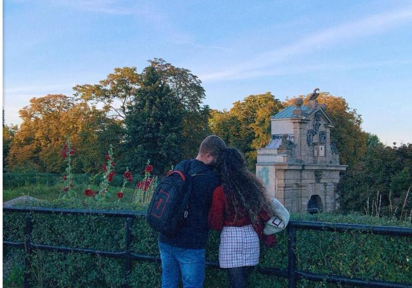 „Cu o poezie de dragoste pe buze, ai o șansă în plus”: 14 poezii de dragoste pentru toate timpurile și pentru toate vârstele