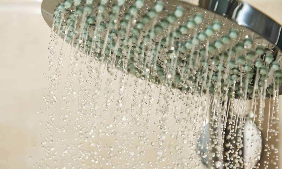 Motivul pentru care femeile preferă dușurile fierbinți, iar bărbații nu