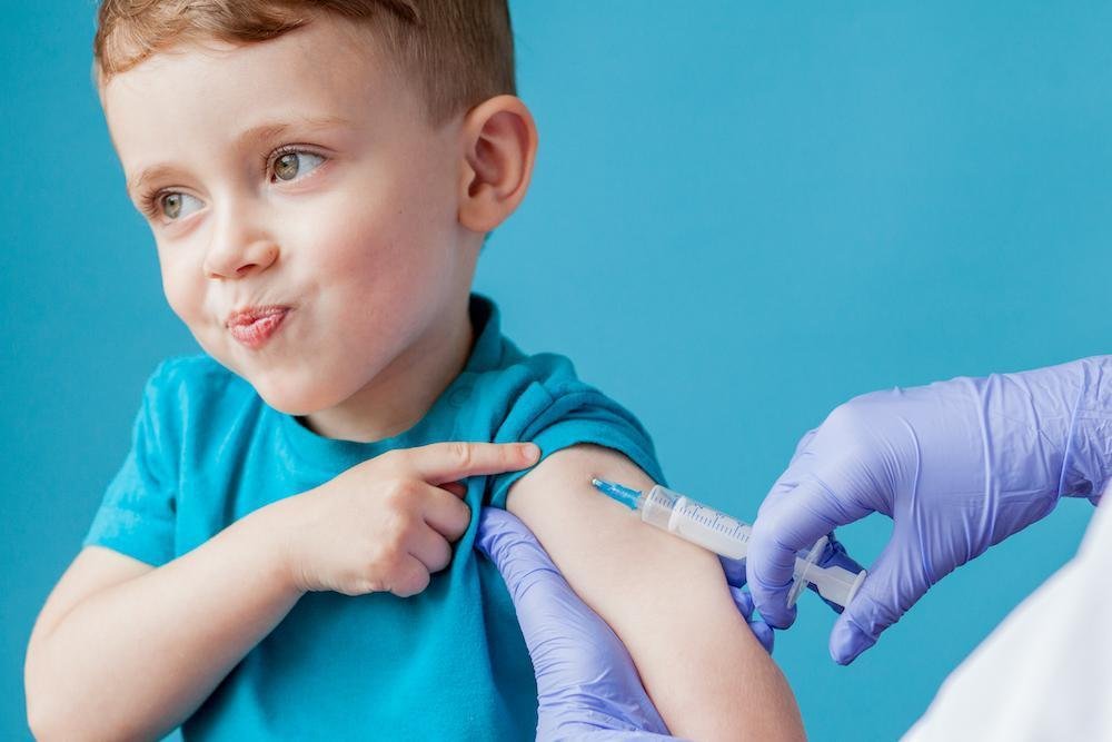 De ce copiii nevaccinați nu au voie să frecventeze grădinița și școala. Tot ce trebuie să cunoască părinții despre vaccinare