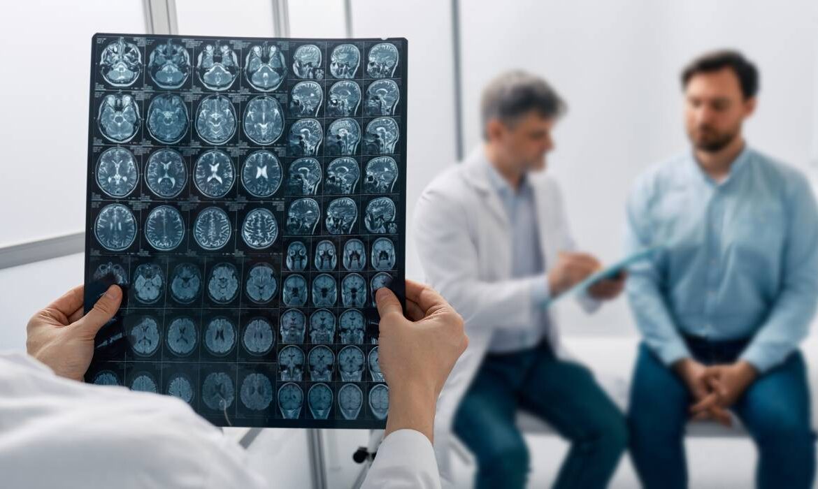 (P) E aliatul nostru în lupta cu afecțiunile care ne fură amintirile, echilibrul și calitatea vieții. Ce face, de fapt, un medic neurolog