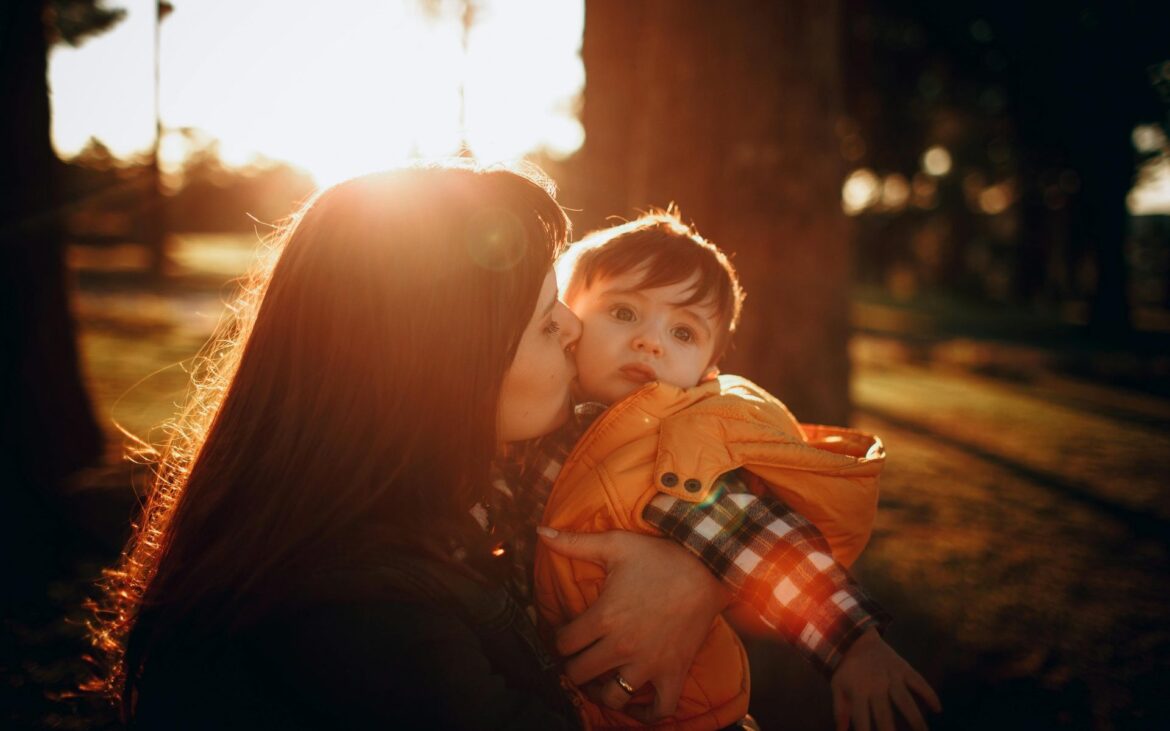 Aleg ca nimeni să nu-mi sărute copilul. Cum să le explic celor dragi