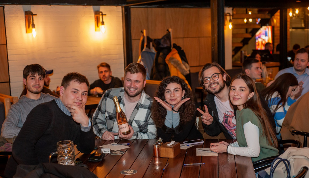 Tinerii sunt invitați să participe la „Night Quiz” și să câștige 1.000 de lei