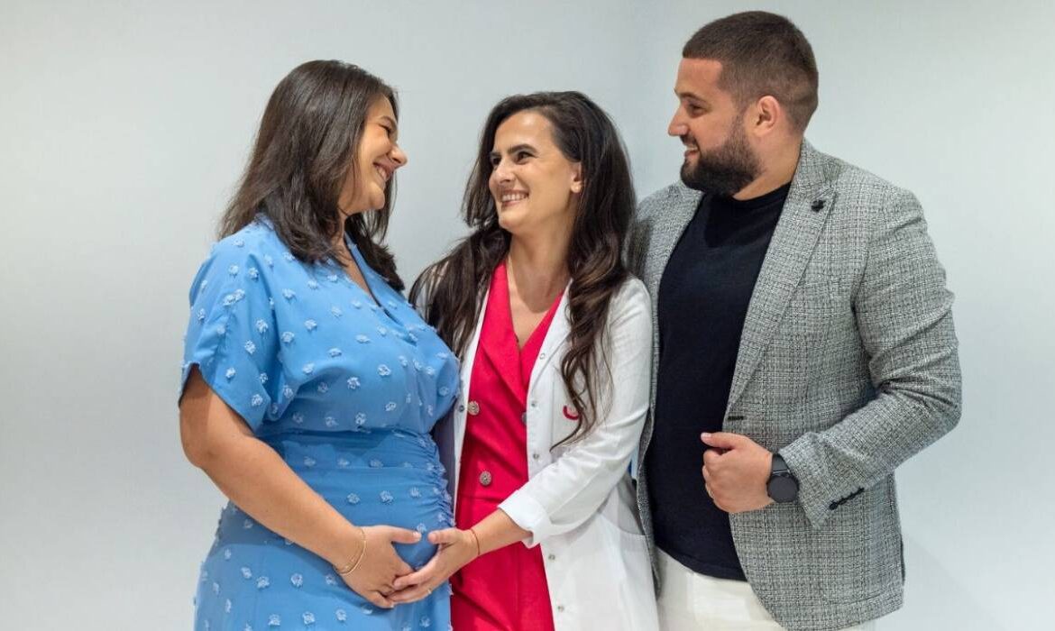 Lupta pentru două liniuțe. Povestea unei paciente de 31 de ani, diagnosticată cu endometrioză, care a devenit mamă cu ajutorul ovocitelor donate. „Nu a diminuat în niciun fel dorința mea de a fi mamă”