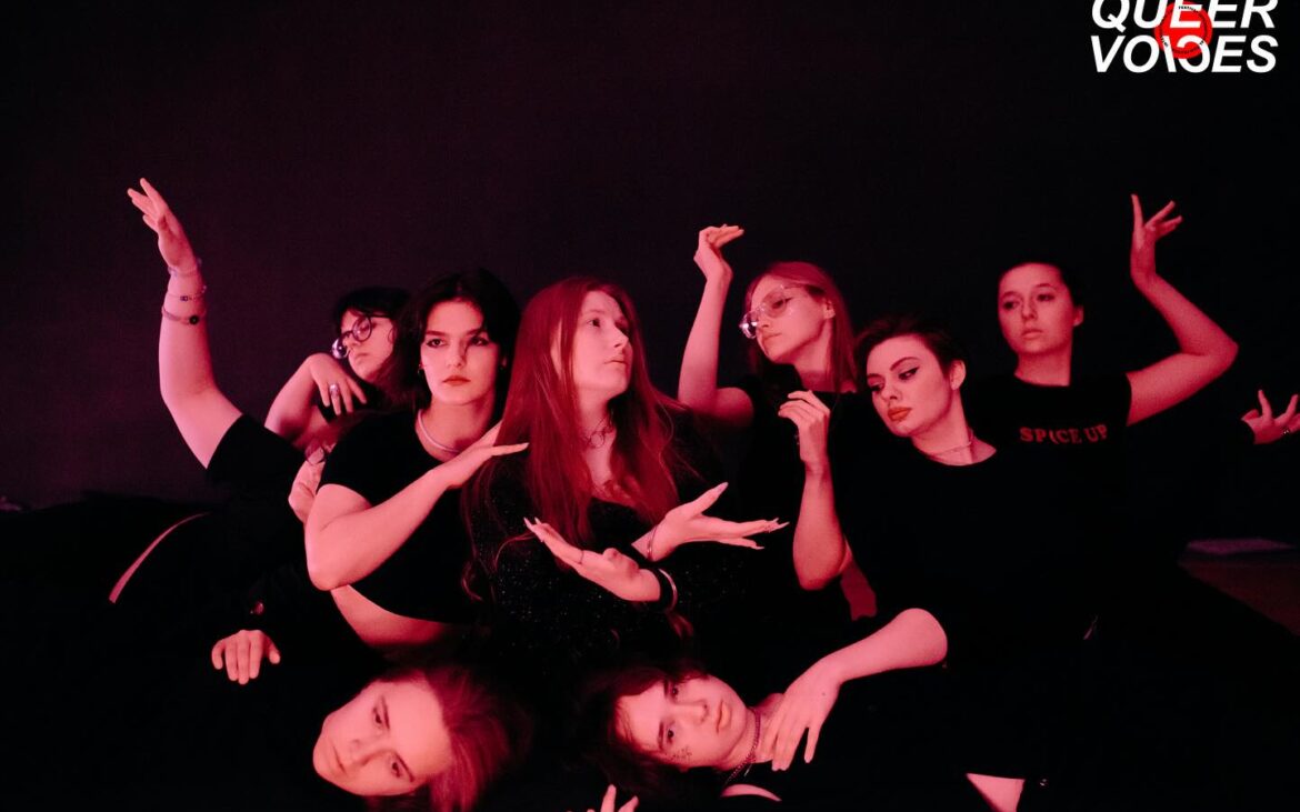 Festivalul Internațional de Film Queer Voices a lansat înscrierile pentru atelierele de Film și Drag King. Cum te poți înscrie