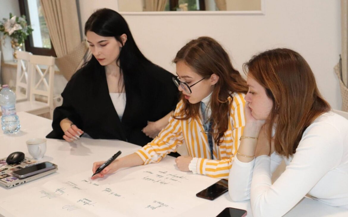 Tinerii de 15-18 ani sunt invitați să participe la un program destinat organizării inițiativelor comunitare. Cum poți aplica