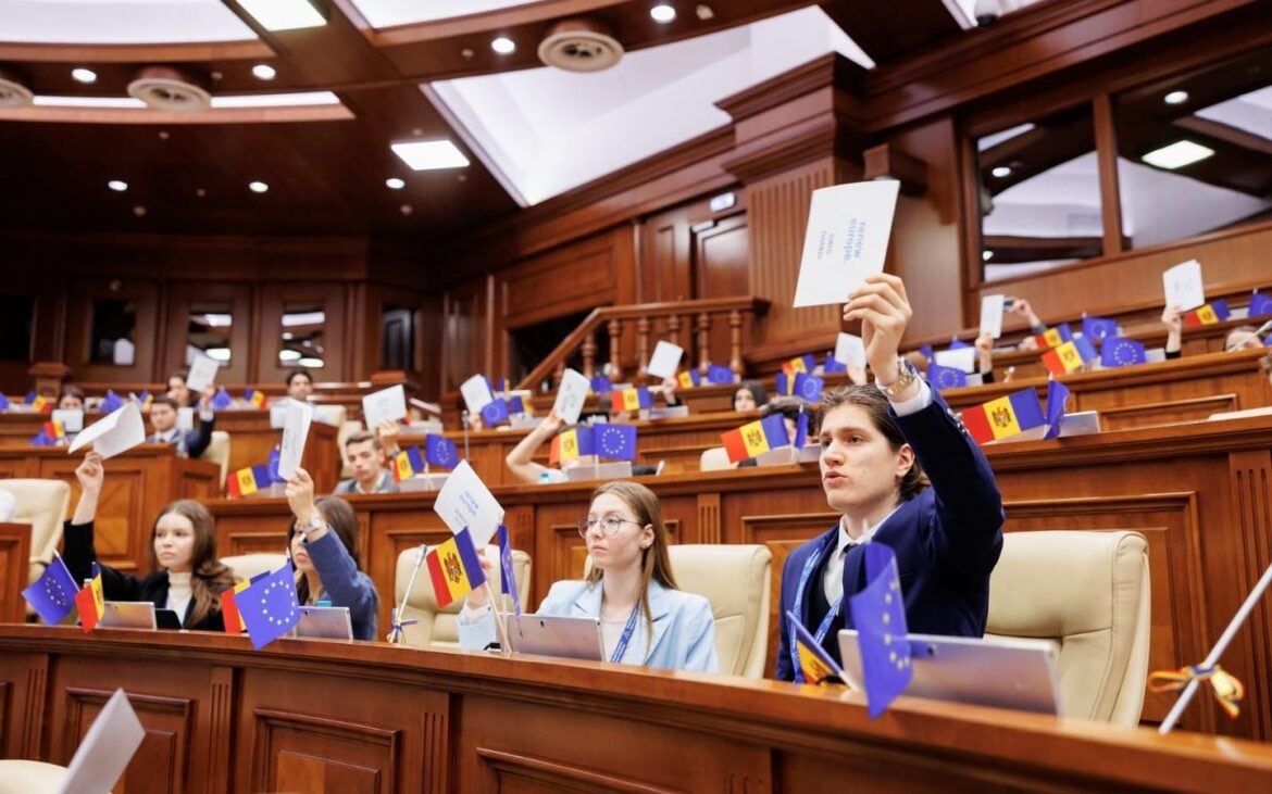 Înscrie-te la un program european gratuit, destinat tinerilor politicieni din Moldova