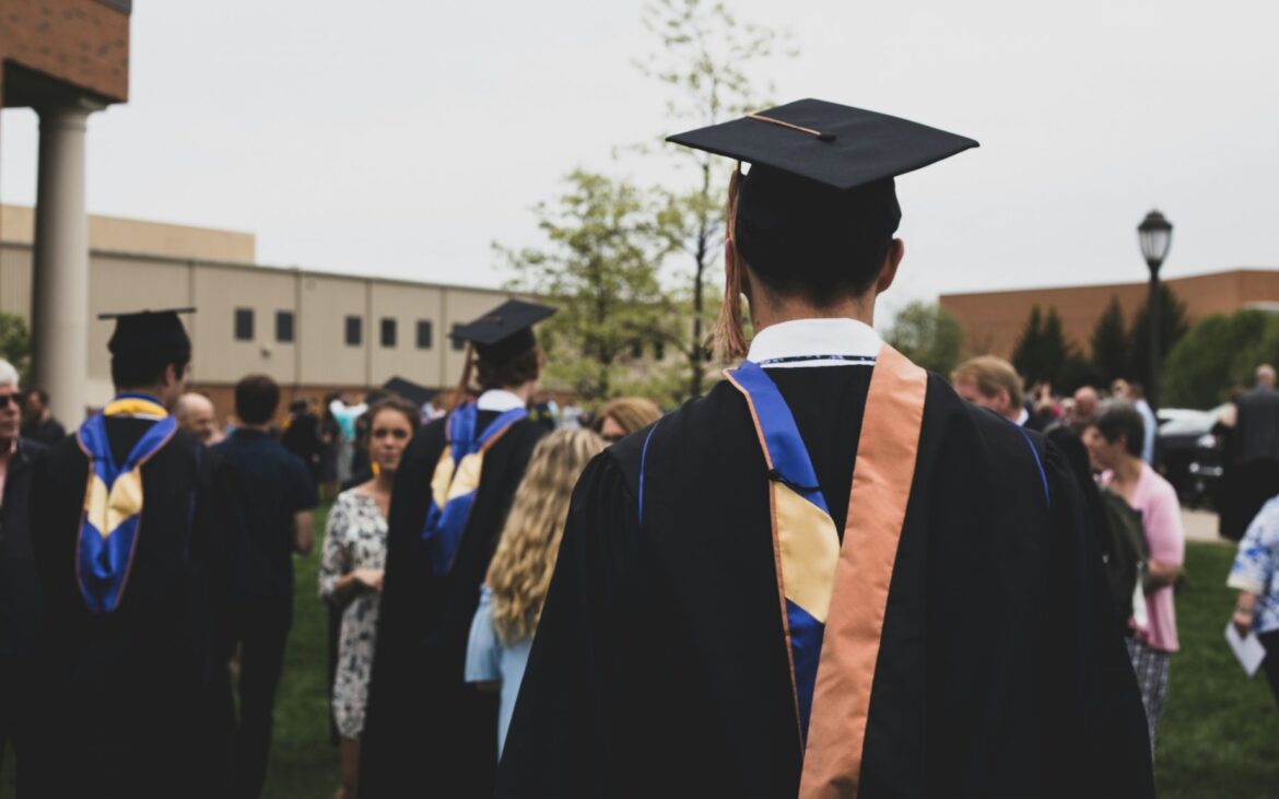 Învață și realizează cercetări la universitățile din Slovacia datorită burselor. Studenții, profesorii și artiștii sunt încurajați să se înscrie