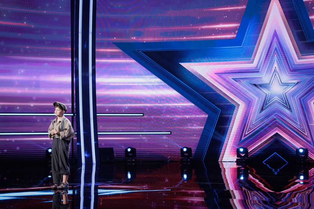 video | „Ești foarte talentat!”. Un băiat din R. Moldova, aplaudat în picioare la „Românii au talent”