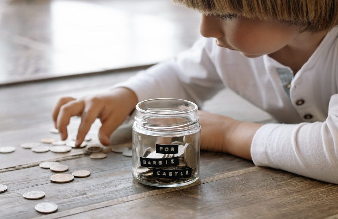 „Cât primesc pentru asta?” Oferim sau nu copiilor bani, pentru că fac ordine ori citesc