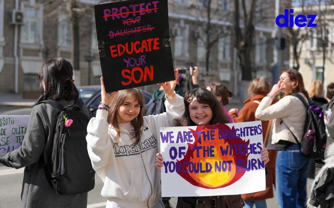 (galerie foto) Ce mesaje au fost scrise pe pancartele participanților la Marșul Feminist din 2026