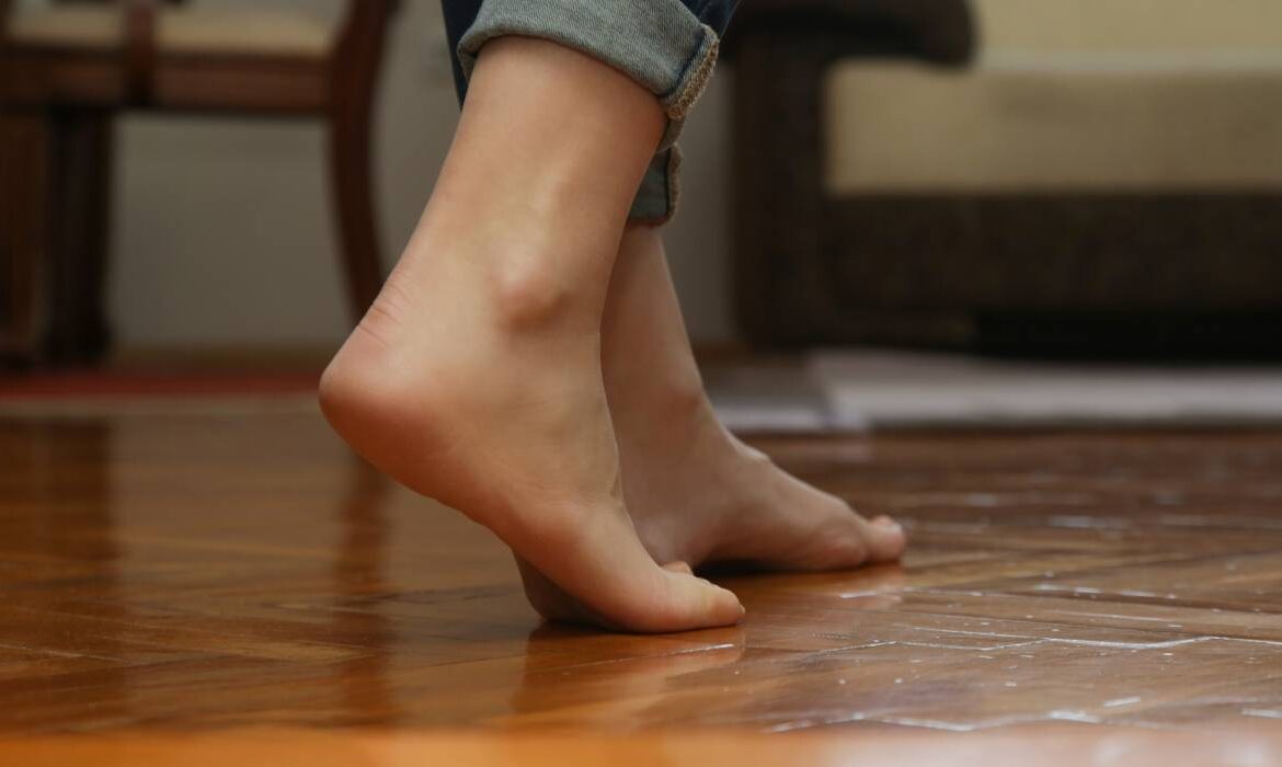 Mersul desculț prin casă, un risc pentru sănătatea picioarelor? Ce spun podiatrii