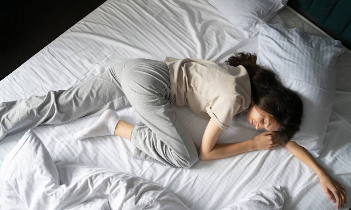 Ce înseamnă dacă dormi în „poziția flamingo”