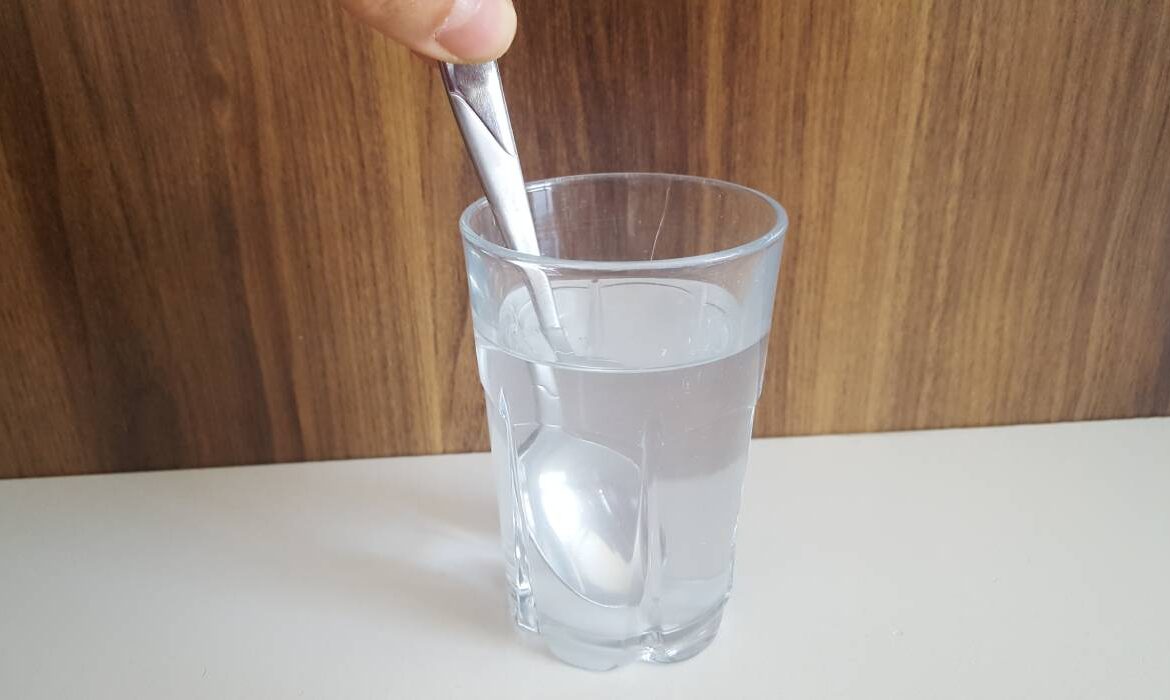 Ingredientul pe care să-l pui în apă ca să te hidratezi dimineața. „După ce te trezești, bea aproximativ 300ml de apă și adaugă…”