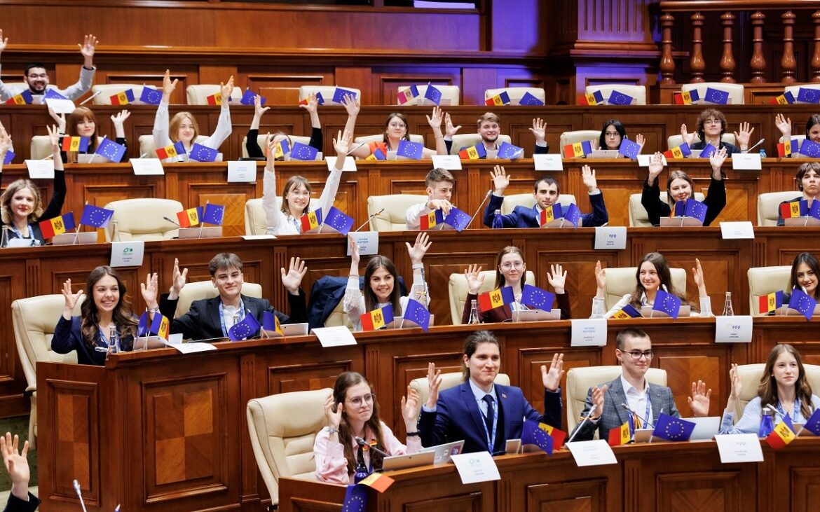 Vrei să afli cum se iau deciziile în UE? Participă la o simulare a Consiliului Uniunii Europene și dezvoltă-ți abilitățile de negociere