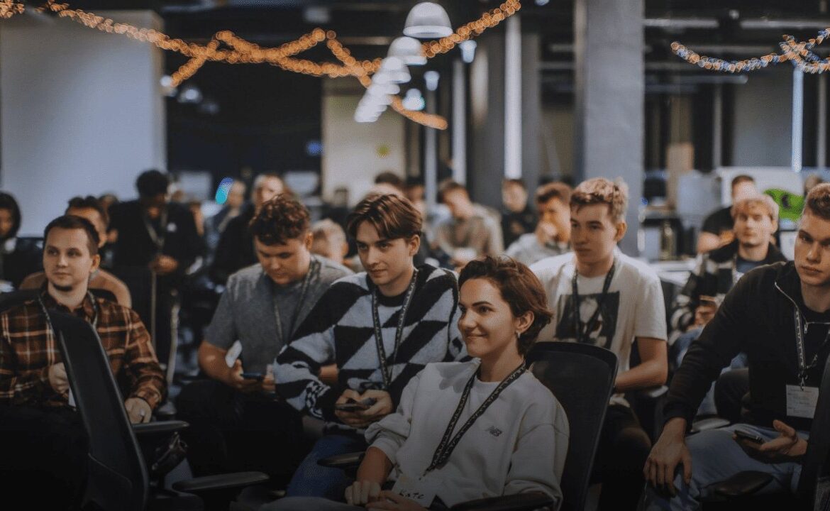 O școală de programare oferă 13 burse de studiu în Estonia pentru tinerii din Moldova. Cum poți aplica și tu