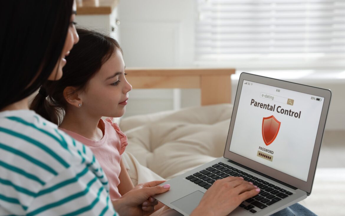 Ce este o aplicație de control parental și care sunt cele mai apreciate pe App Store și Google Play