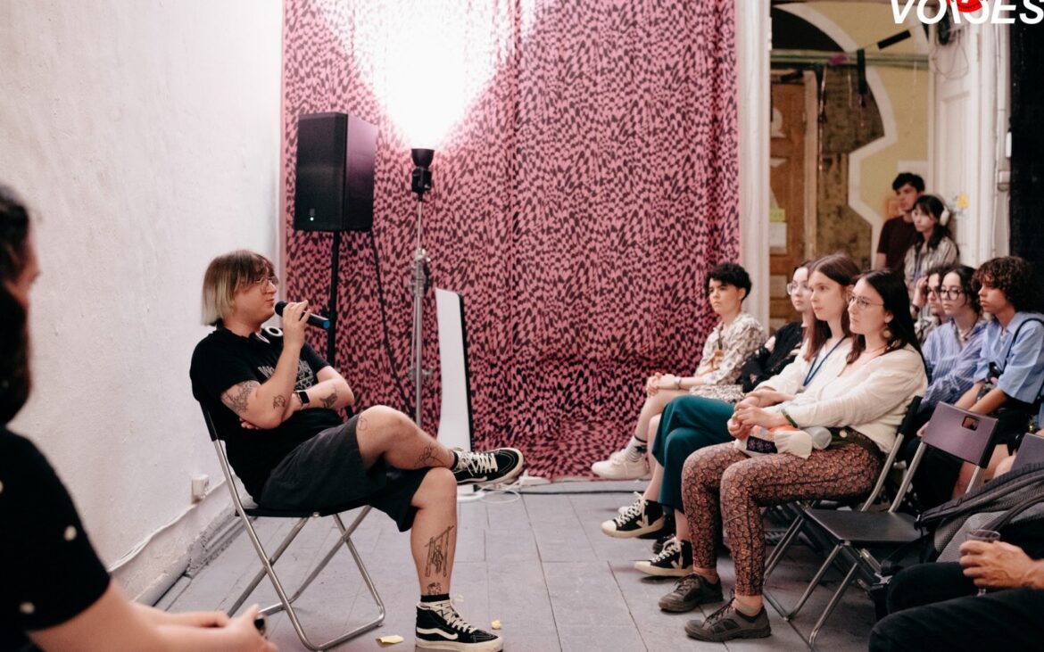 Învață cum să creezi conținut despre subiectele queer. Jurnaliștii, studenții și bloggerii sunt încurajați să participe la un atelier