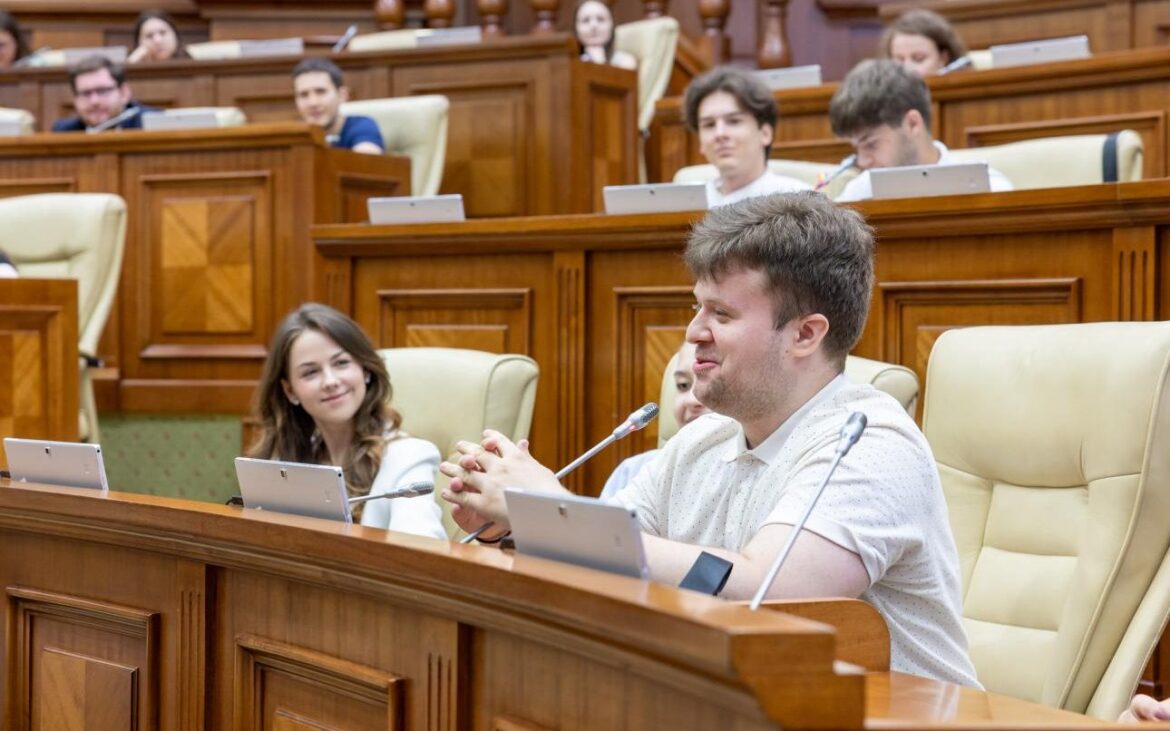 Programul de stagii plătite în instituțiile publice revine cu o nouă ediție. Cum te poți înscrie și ce bursă vei primi