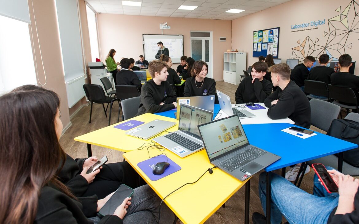 Profesorii și elevii pot beneficia de cursuri pentru disciplinele digitale. Programul „Tekwill în Fiecare Școală” lansează înscrierile