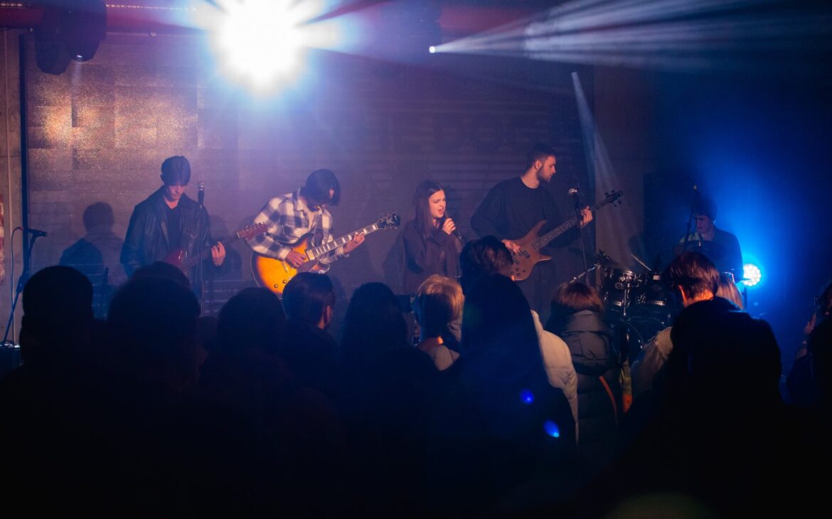 Vino la cea de-a doua semifinală POT Music și alege trupa care va merge în finală. Câștigătorii vor obține o bursă de la Satoshi