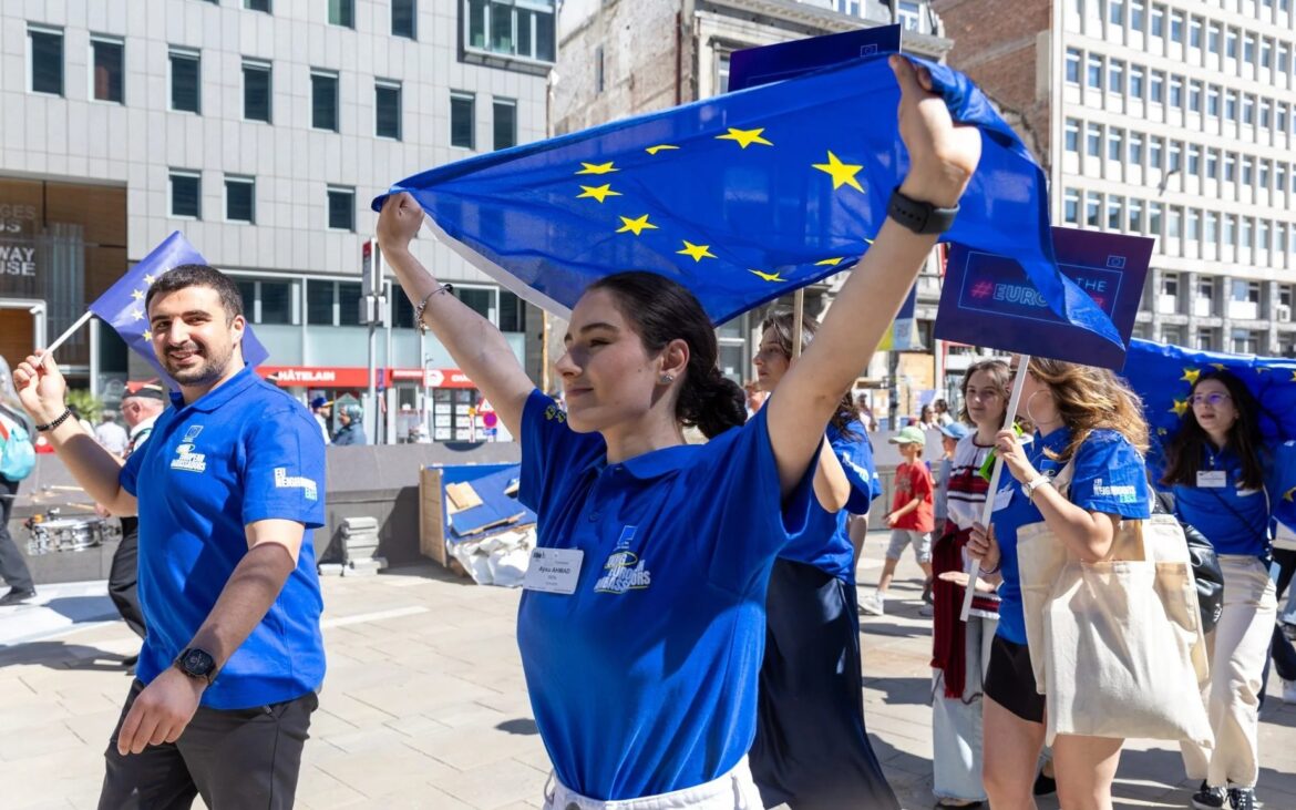 Devino expert în politici europene. Tinerii pot beneficia de burse pentru masterat, care le permit să combine studiile cu jobul