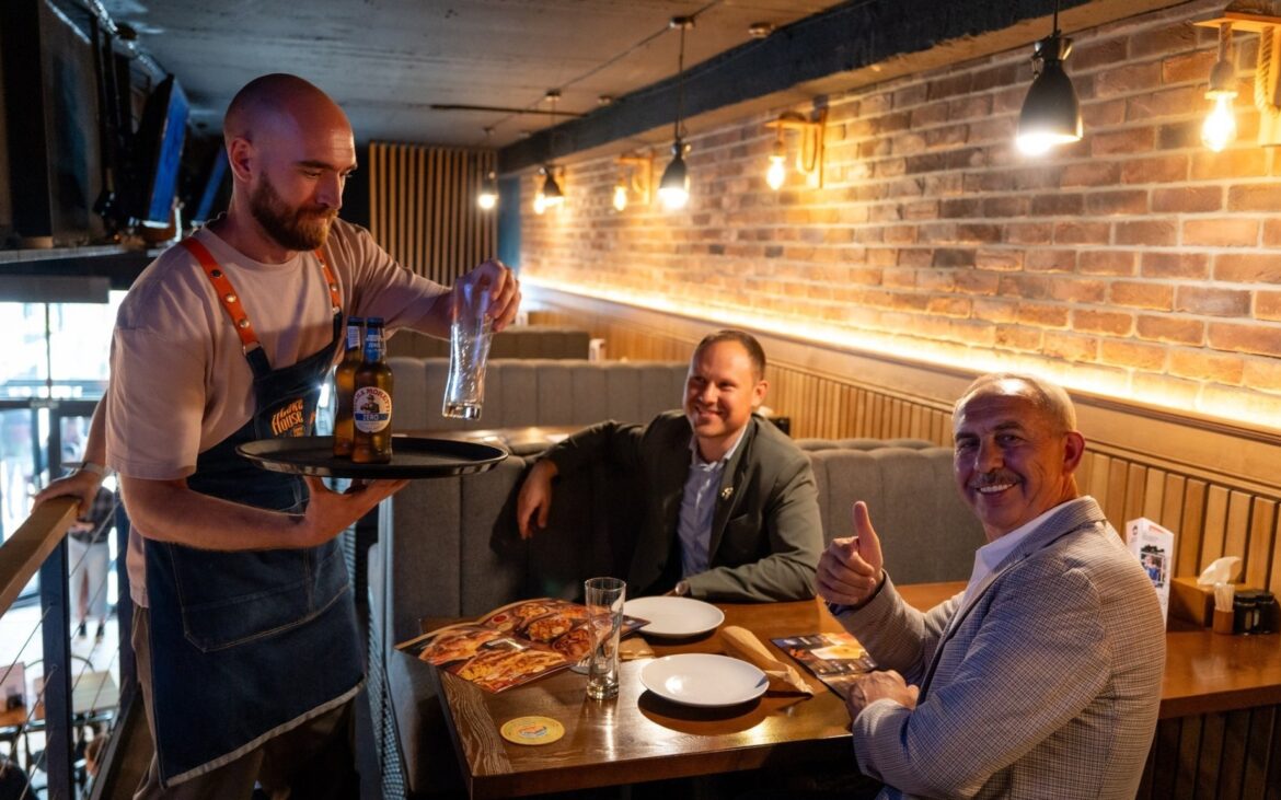 Satoshi, Magnat și alte vedete autohtone devin chelneri pentru o cauză nobilă. Către ce inițiativă vor fi direcționate bacșișurile