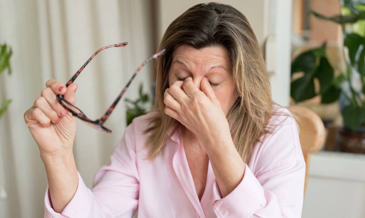Te doare capul în fiecare dimineață. Ce îți spune organismul? Dr. Anca Ghilință: „O cefalee cu debut brusc ar trebui considerată o urgență medicală”