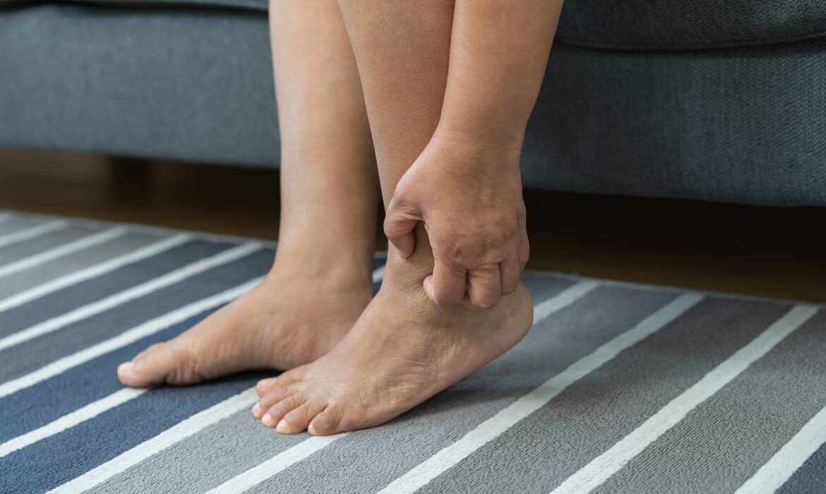 Simptomul care apare pe picioare și anunță diabetul, o boală renală sau o boală de ficat. Când să mergi la medic