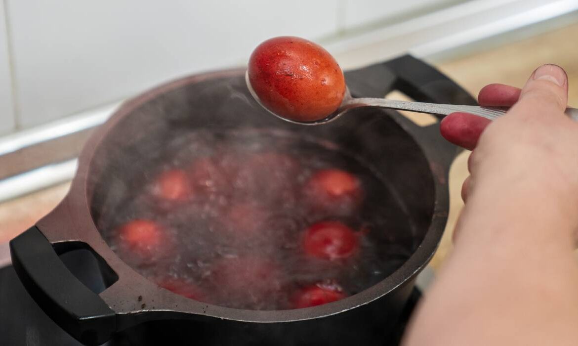 Cum îți dai seama că ai făcut indigestie de la prea multe ouă de Paște. Senzația de „piatră în stomac” e primul semn