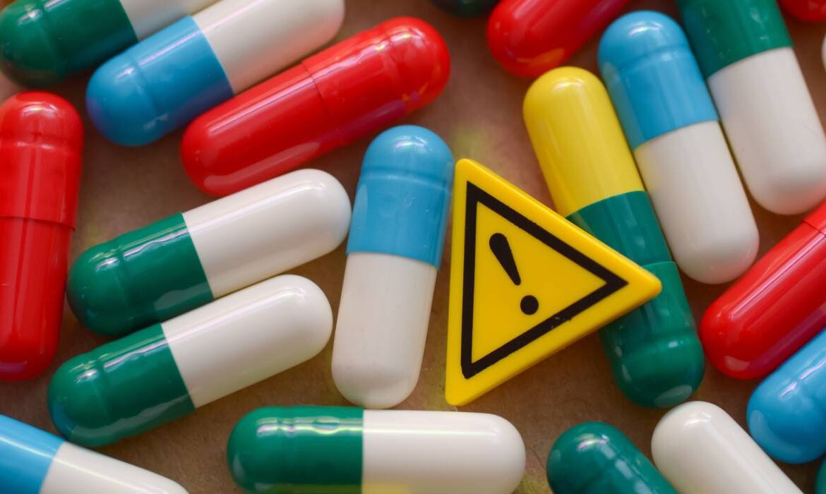 Combinații „interzise” când iei suplimente alimentare: se anulează efectele sau apar reacții adverse