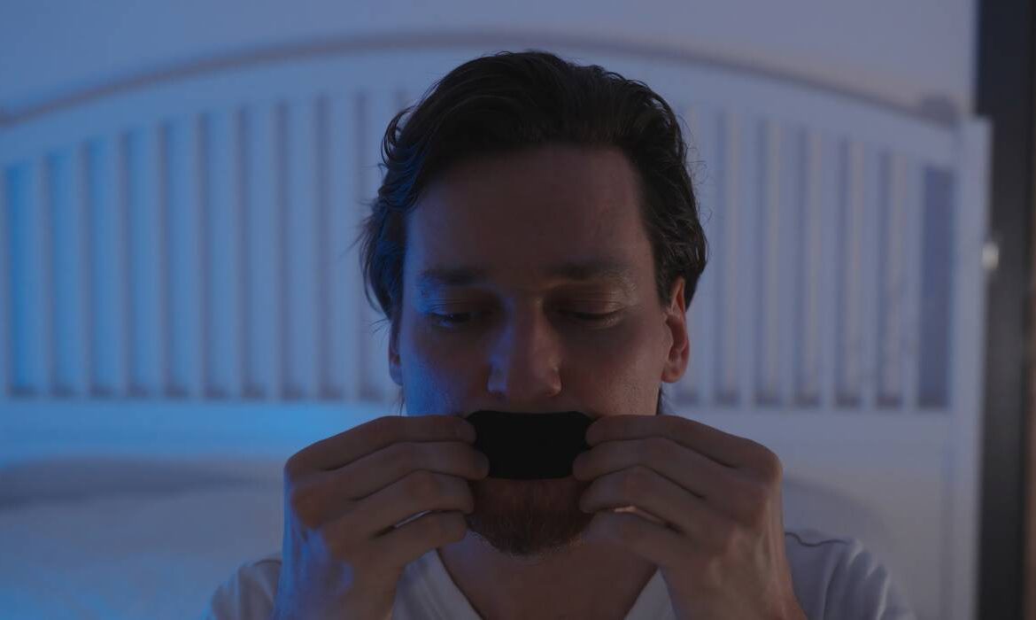 Metoda neobișnuită folosită de un medic pentru un somn neîntrerupt: își lipsește gura înainte de culcare