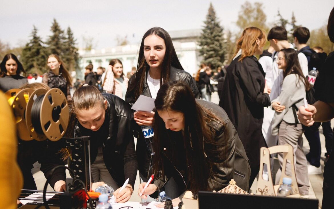 Tinerii sunt invitați la Târgul Internațional de Carieră de la Ungheni pentru a descoperi oportunități de învățare și angajare