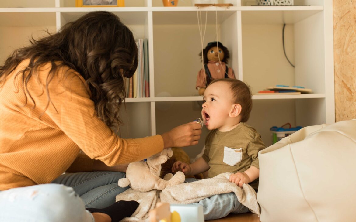 Cât costă ora unei bone în Moldova și la ce ar trebui să fim atenți când alegem un babysitter