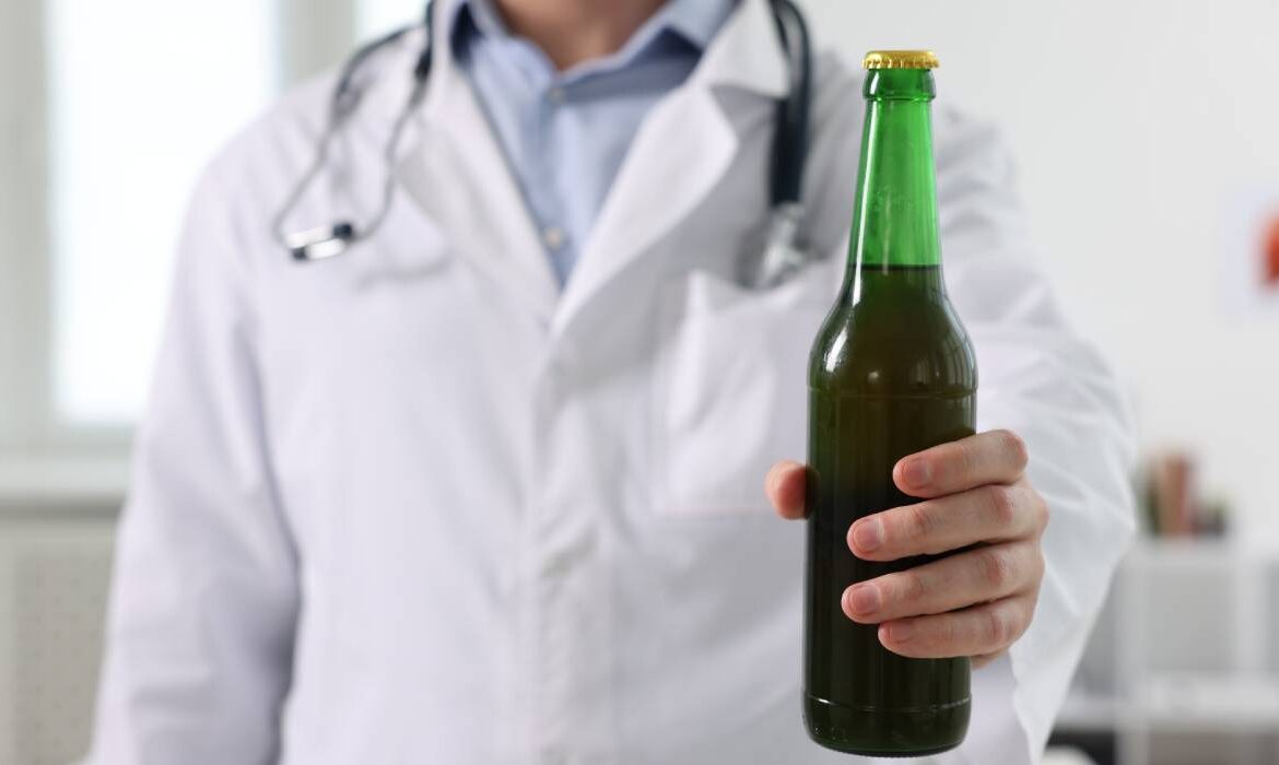 Mit sau adevăr? Medicii explică de ce berea NU ajută la eliminarea pietrelor la rinichi