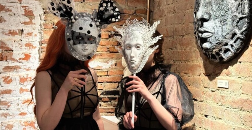 Descoperă arta și reflecția asupra feminității la expoziția „All Above Eve” la Cartego