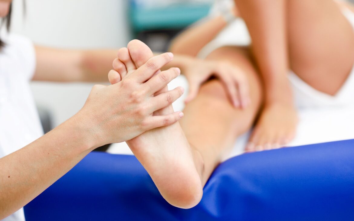 (P) România are sub 500 de podologi pentru 20 de milioane de oameni. Iată de ce asistenții medicali se reorientează rapid spre această specializare