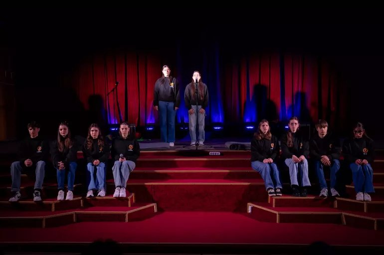 Elevii, părinții și profesorii pot merge la un spectacol documentar gratuit bazat pe mărturiile adolescenților despre violență și frică