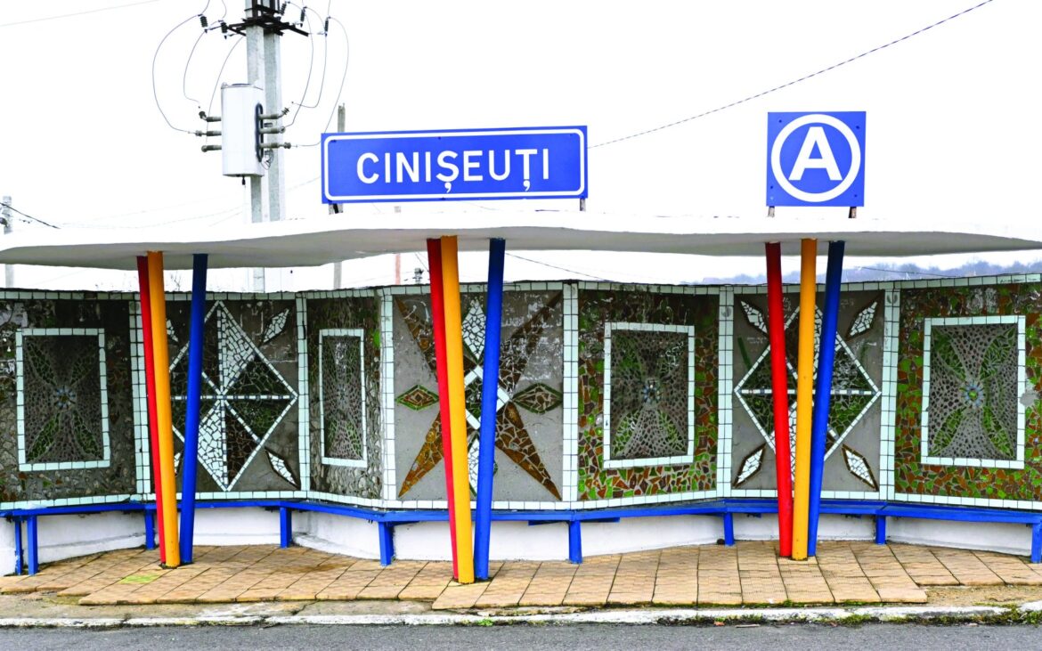 (foto) Mai multe fotografii cu stațiile auto cu mozaic din Moldova au fost adunate într-o carte. Când va avea loc lansarea volumului
