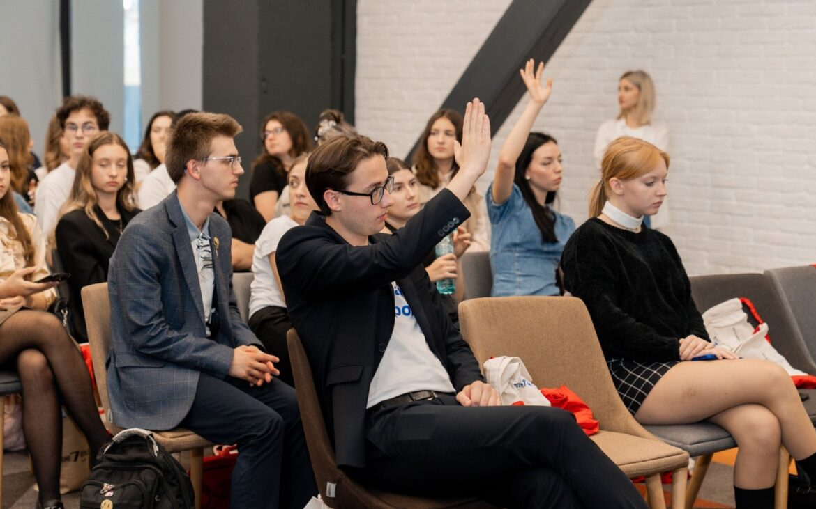 Faci parte dintr-un Consiliu al Elevilor? Participă la tabăra de dezbateri Challenger și învață cum să devii un lider în școala ta