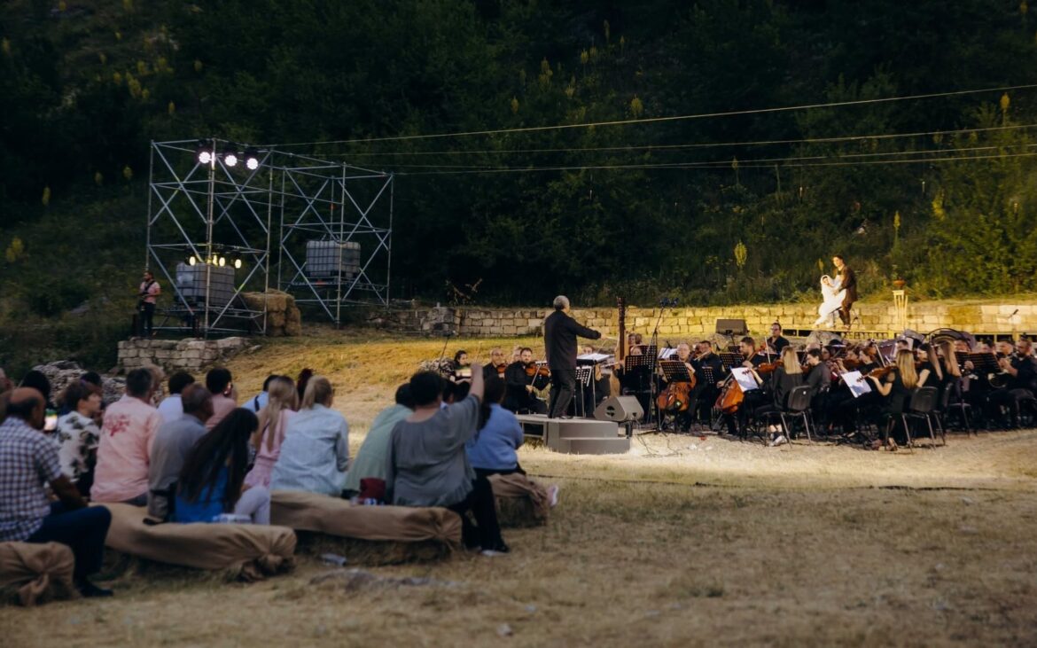 Teatru pe acoperiș, degustare de vinuri și muzică clasică. Șapte evenimente la care să mergi săptămâna viitoare