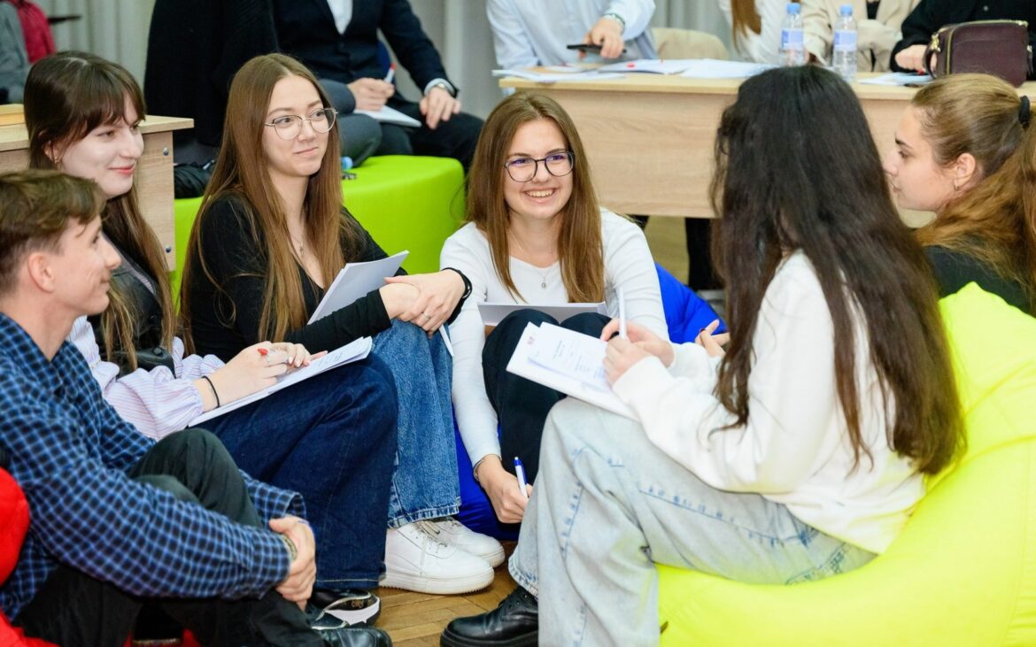 Înscrie-te la un program și învață cum să susții directorii de școli în primii ani de activitate managerială. Cine sunt candidații eligibili