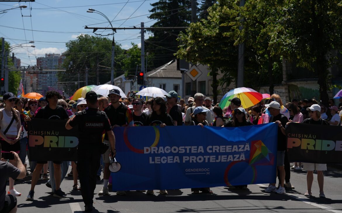 (foto) „Egalitatea nu rănește pe nimeni.” Cu ce mesaje au venit participanții la marșul Pride 2026